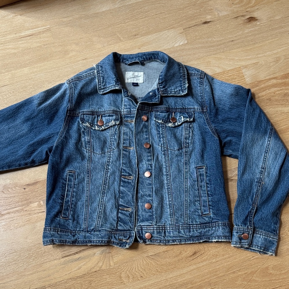 Women’s Size small distressed button down jean jacket light wash western
